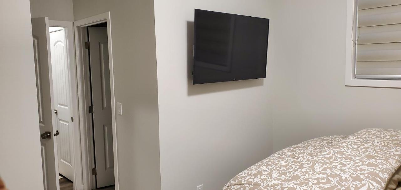 Delightful 1-Bedroom Private Suite In A New Home YYC Exterior foto